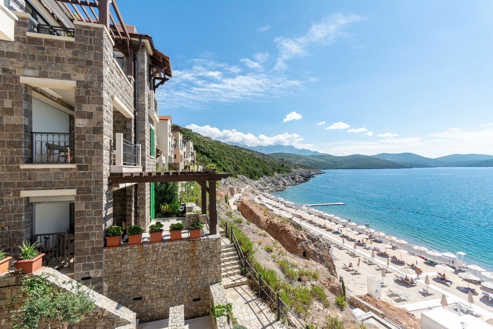 New apartment and villa project in Montenegro - Vue 2