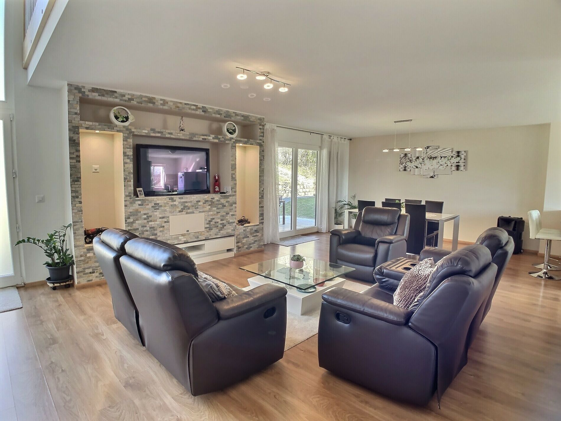 Contemporary and spacious semi-detached villa - Vue 3