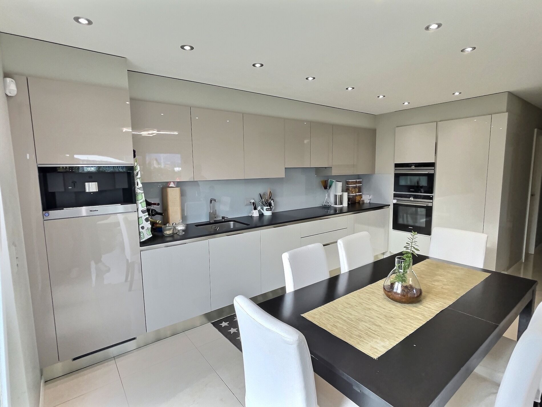 Bright, modern apartment surrounded by a garden - Vue 3
