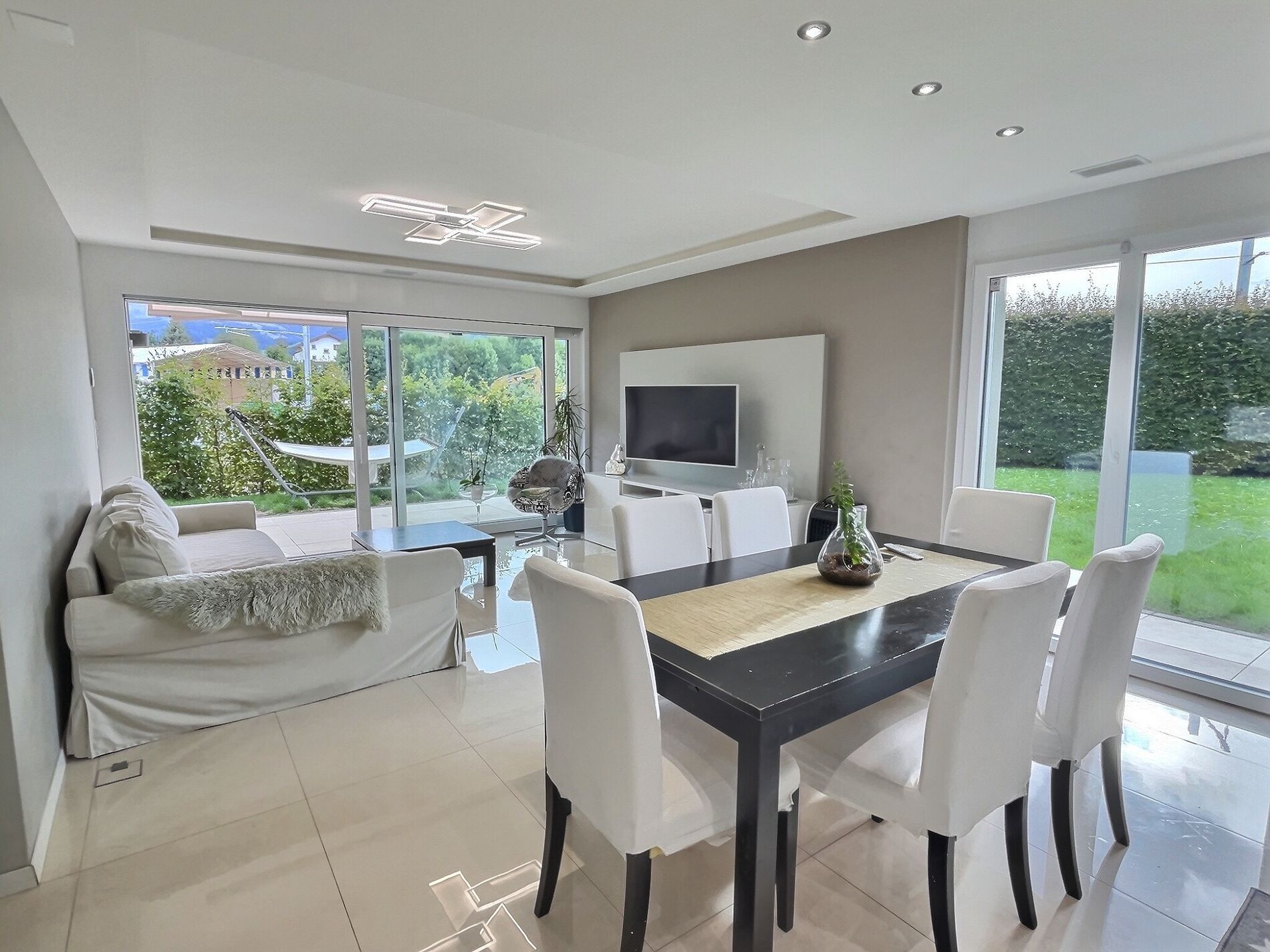 Bright, modern apartment surrounded by a garden - Vue 2