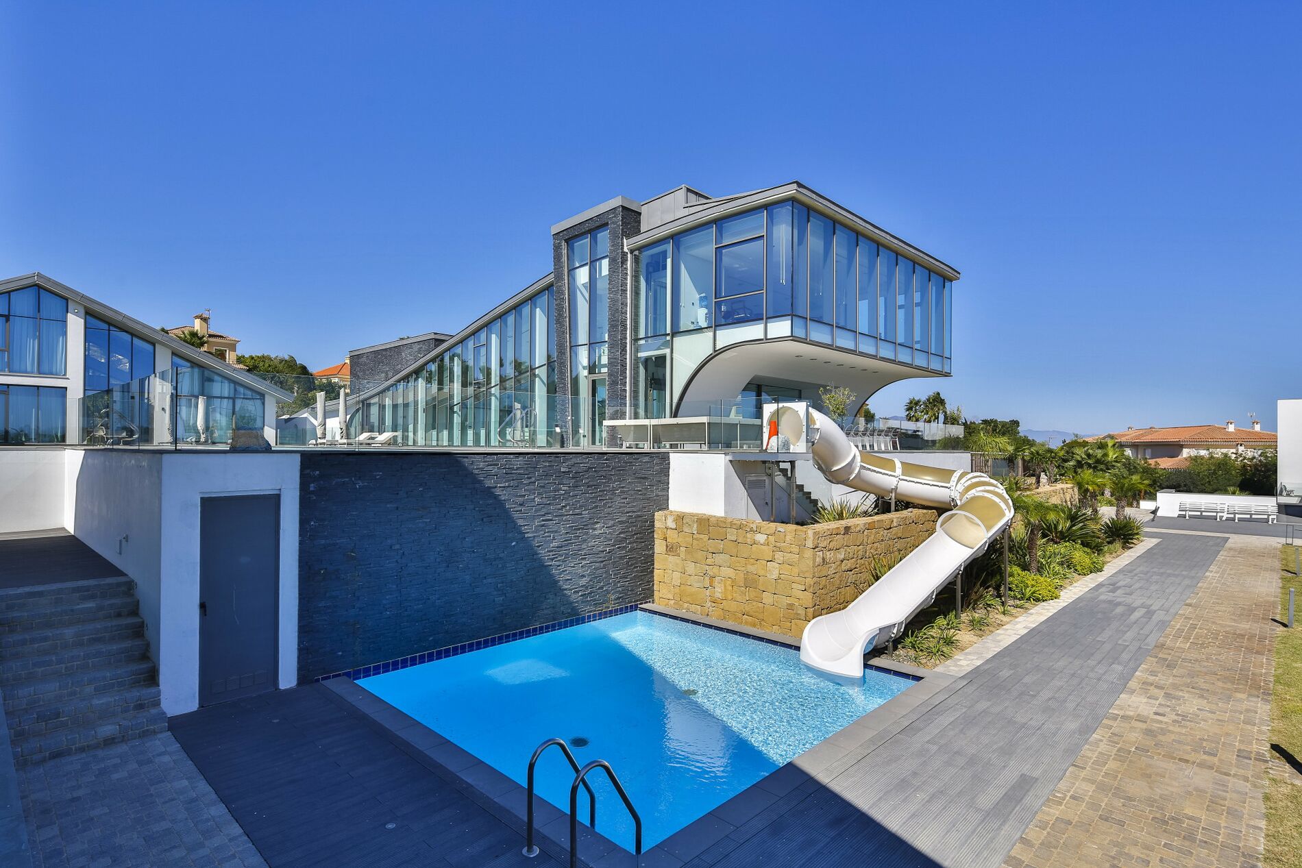 Luxury property with six dwellings - Vue 3