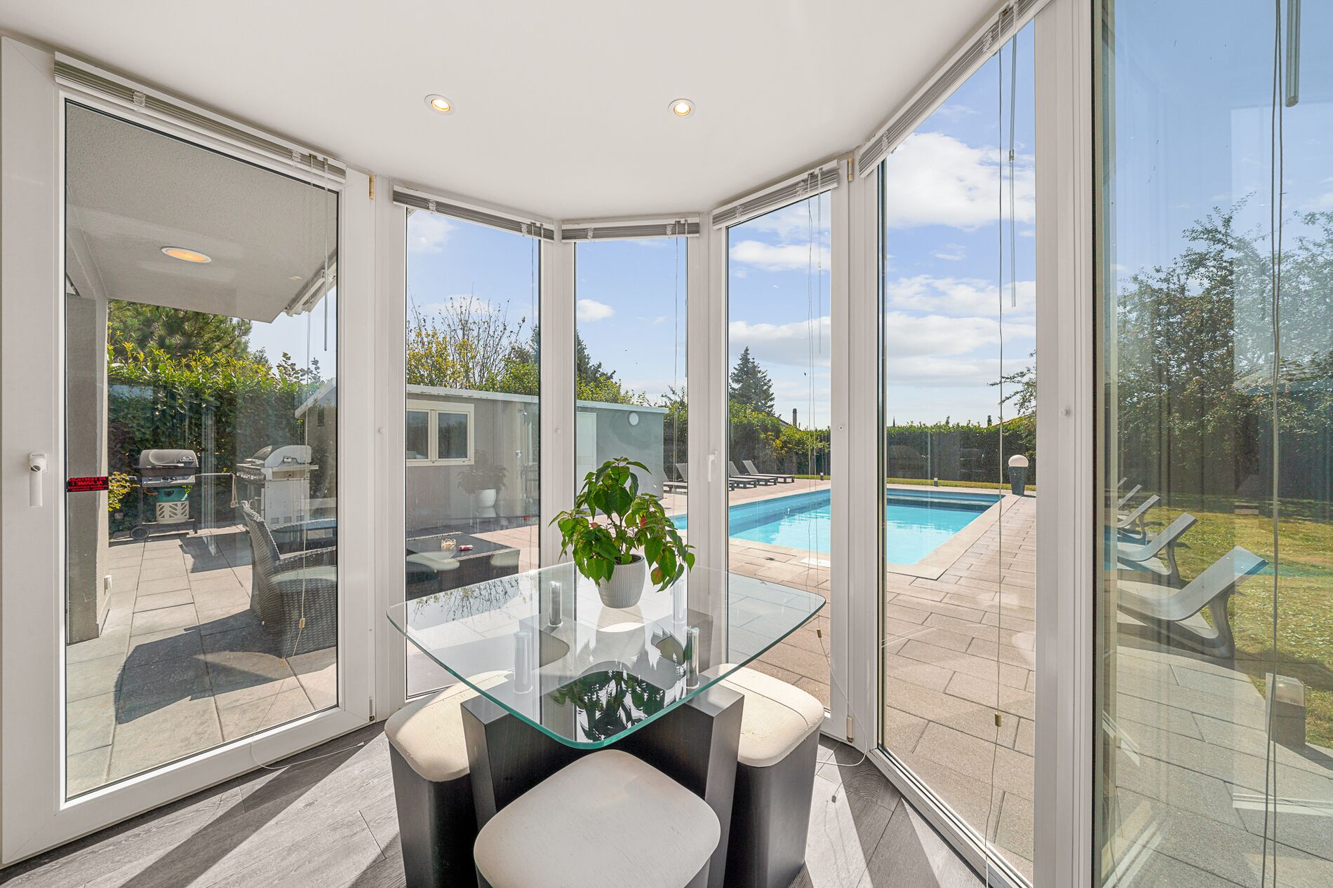 Spacious contemporary house with swimming pool - Vue 1