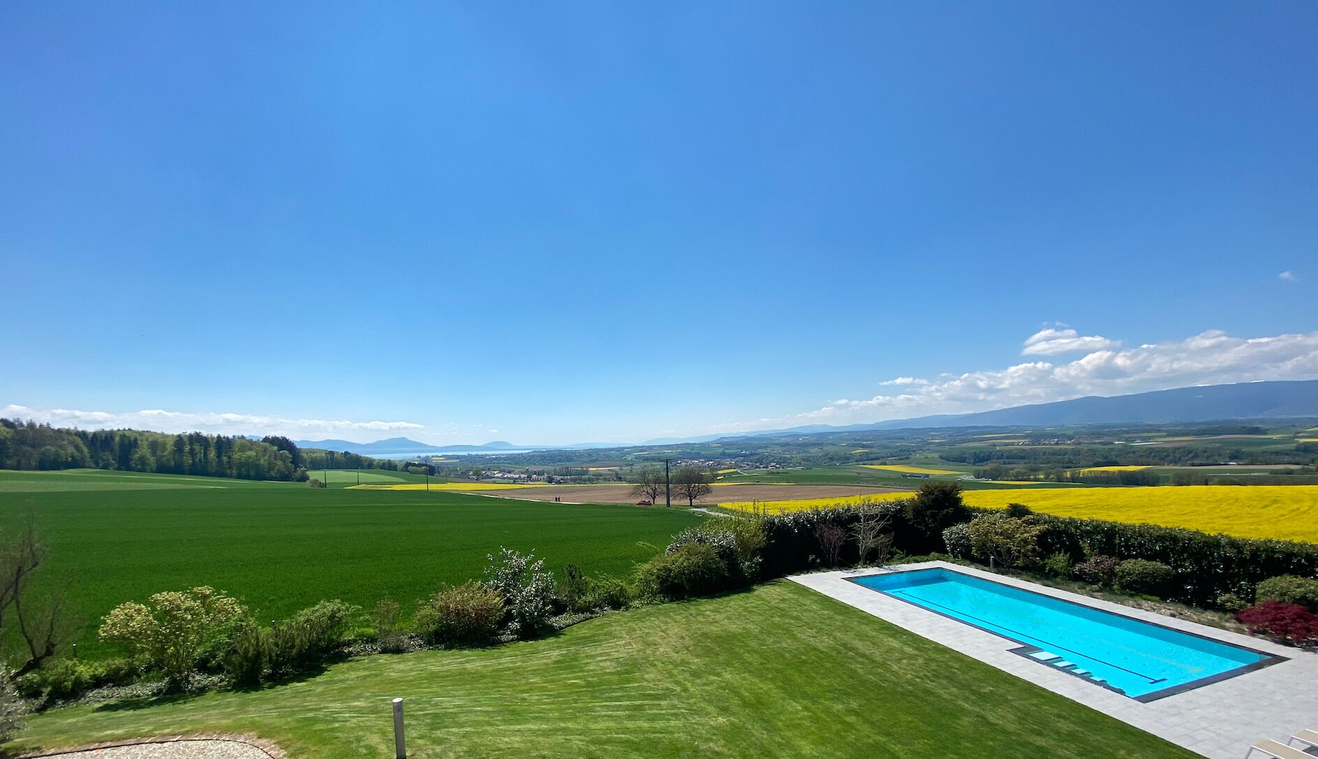 Unusual architect-designed property with large volumes - Vue 3