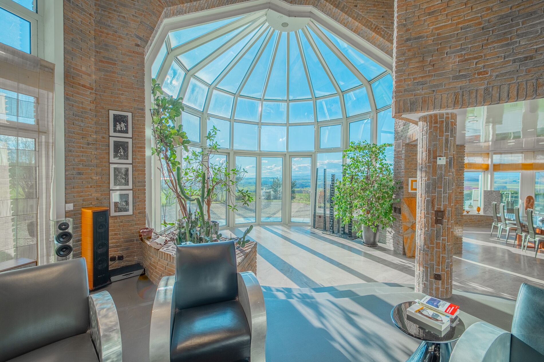 Unusual architect-designed property with large volumes - Vue 4