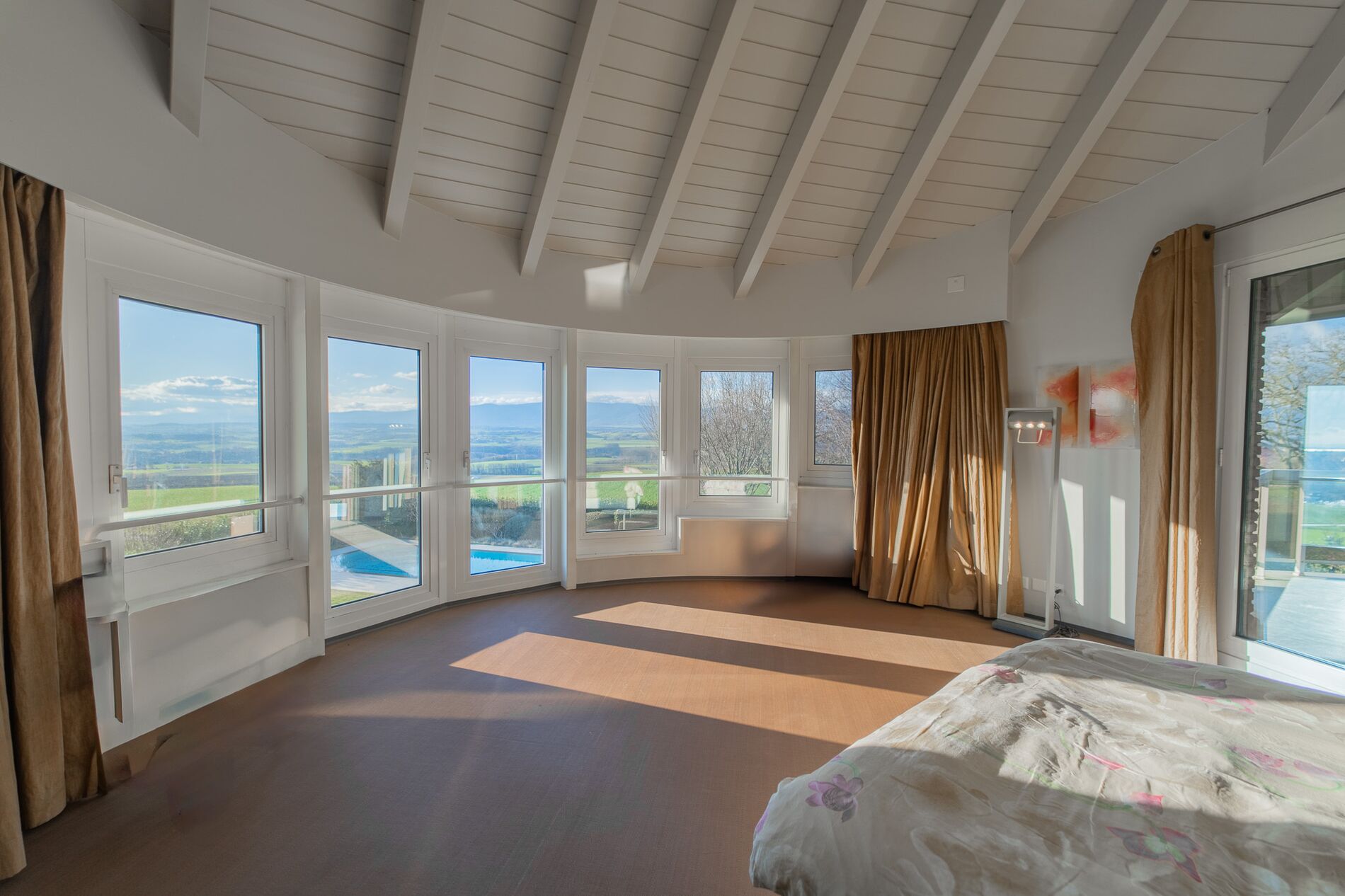 Unusual architect-designed property with large volumes - Vue 10