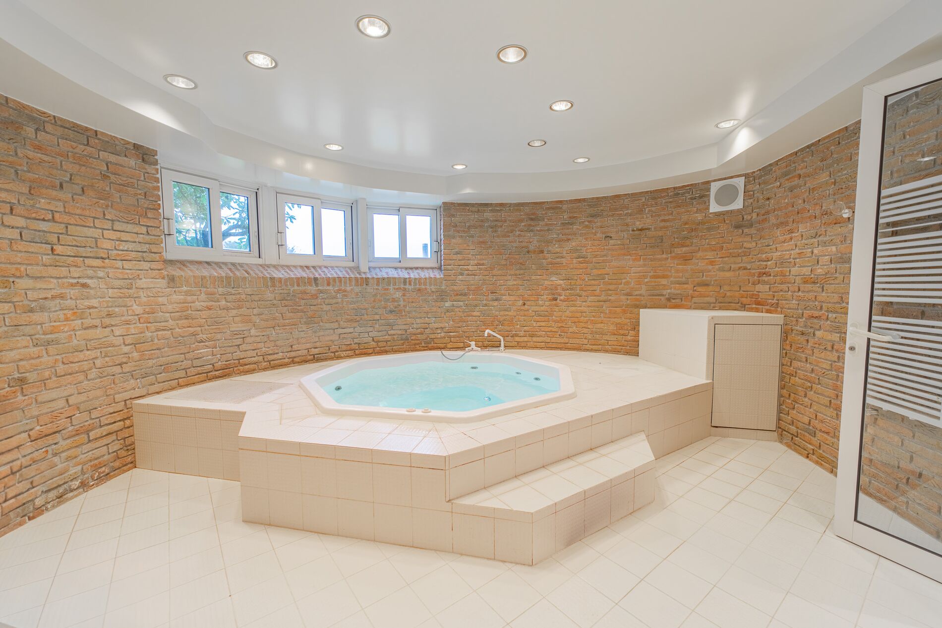 Unusual architect-designed property with large volumes - Vue 15
