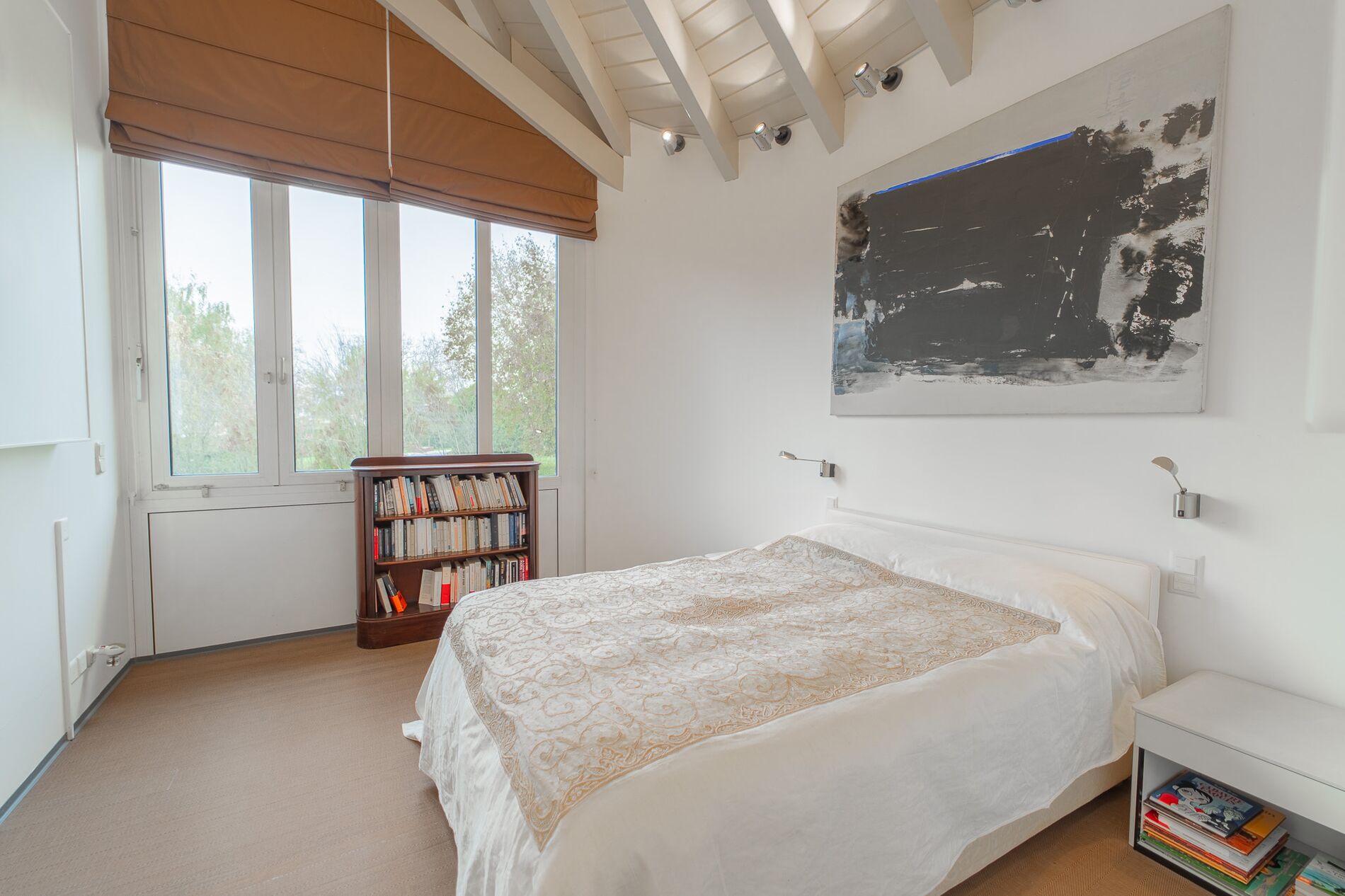 Unusual architect-designed property with large volumes - Vue 13