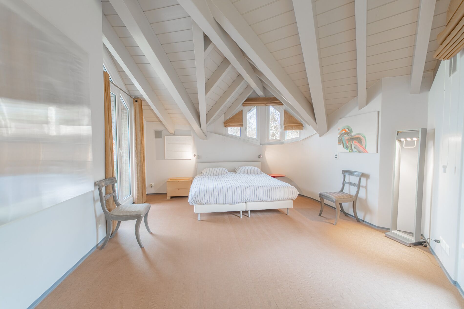 Unusual architect-designed property with large volumes - Vue 11