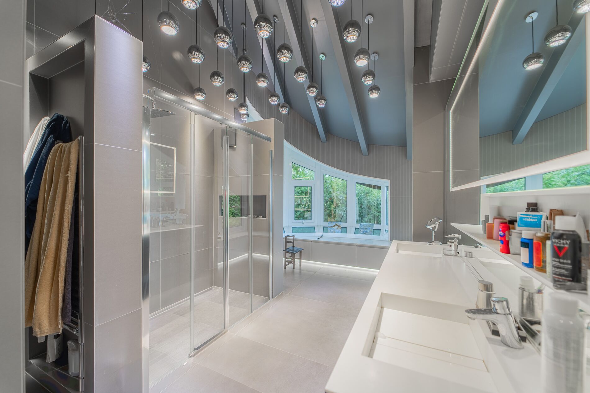 Unusual architect-designed property with large volumes - Vue 9