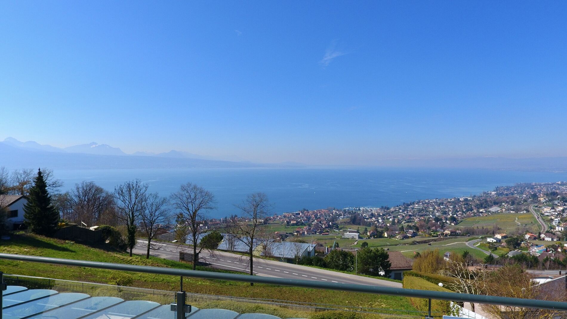 Bright and spacious luxury apartment with lake view - Vue 1