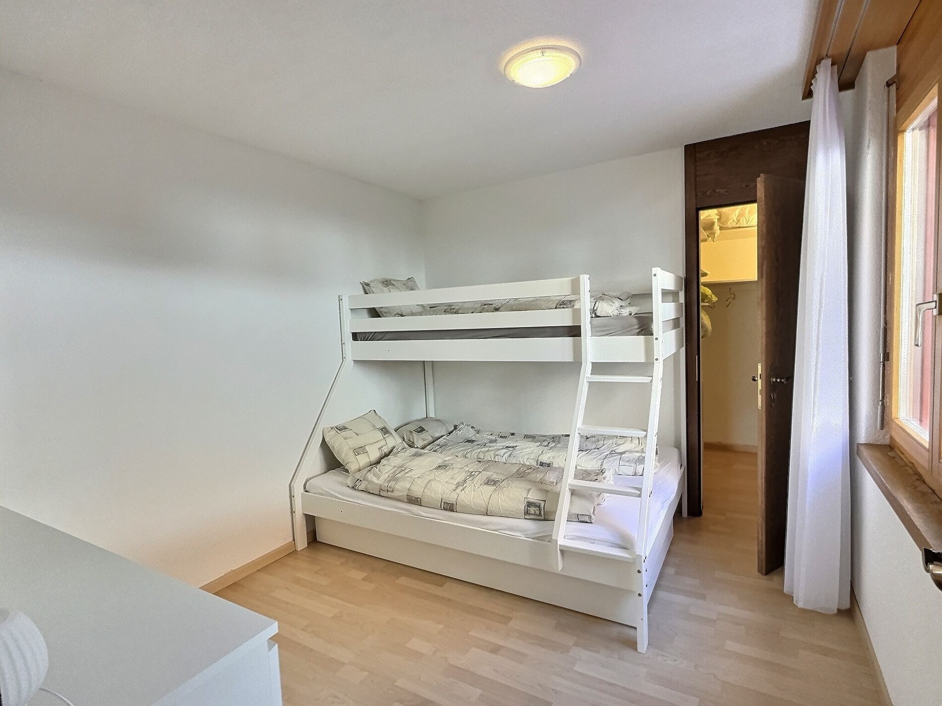 Spacious apartment in the heart of the village - Vue 6