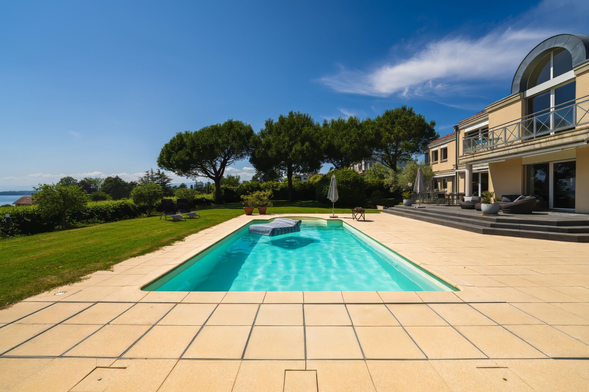 Luxurious house with lake view and swimming pool - Vue 5