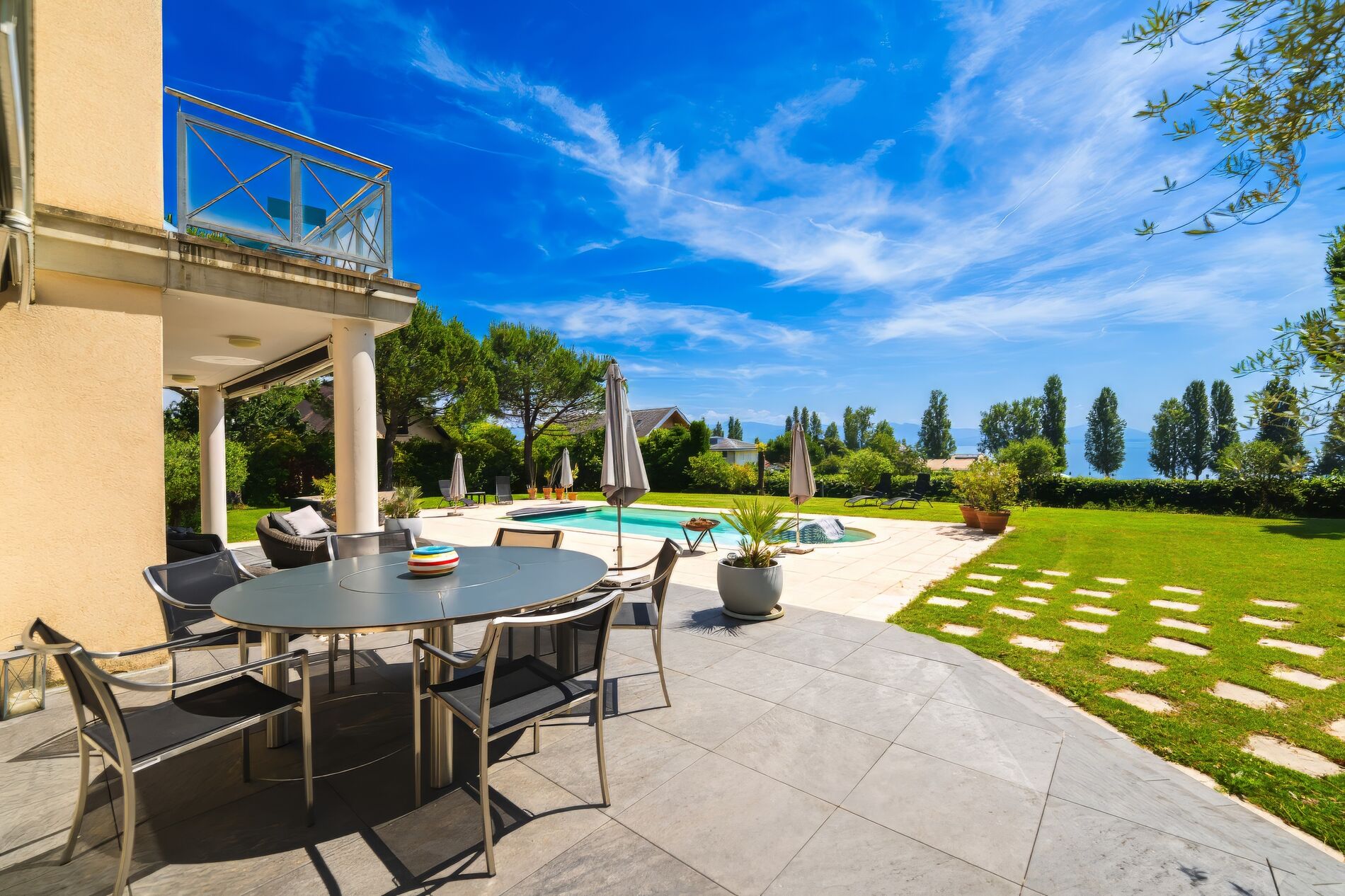 Luxurious house with lake view and swimming pool - Vue 9