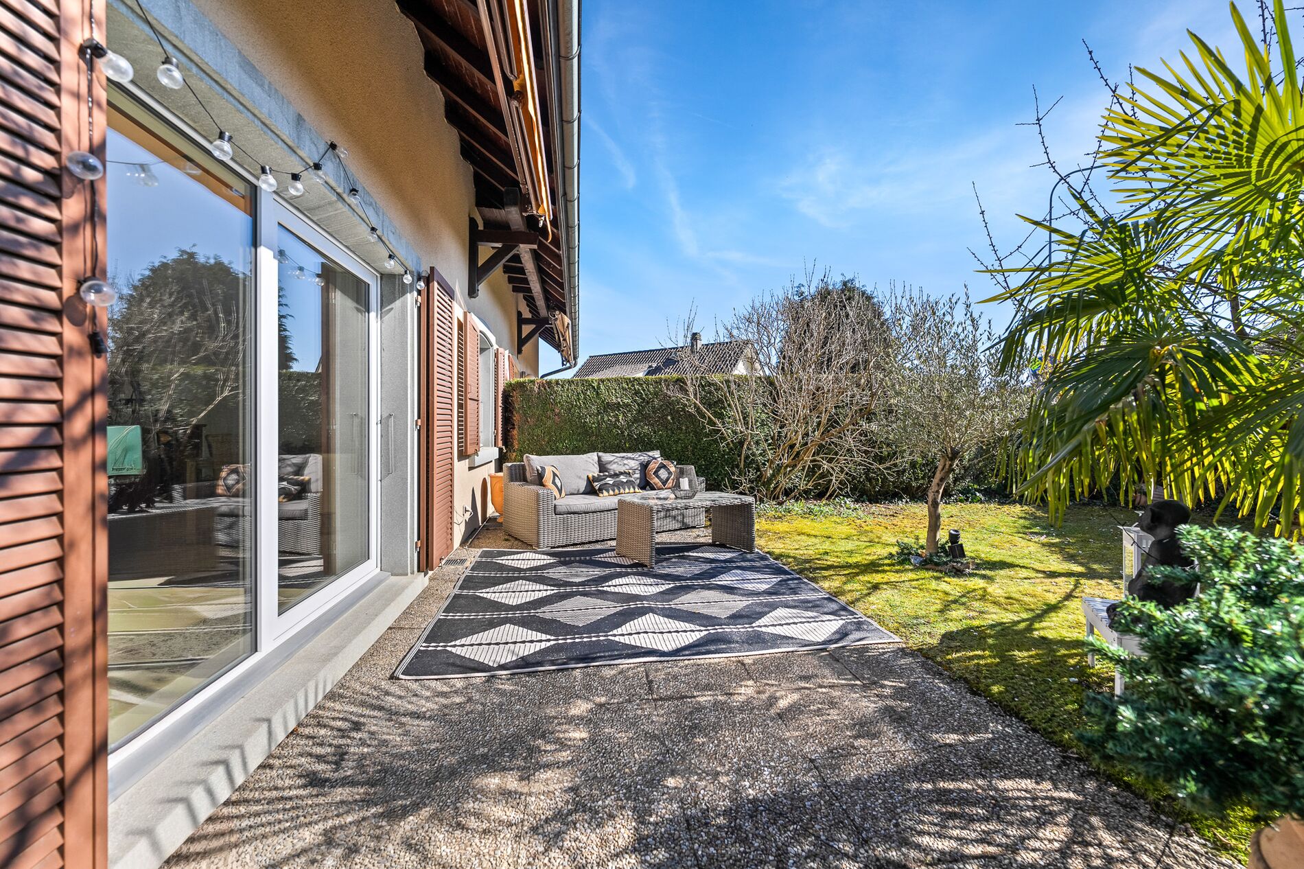 A pleasant house surrounded by greenery - Vue 3