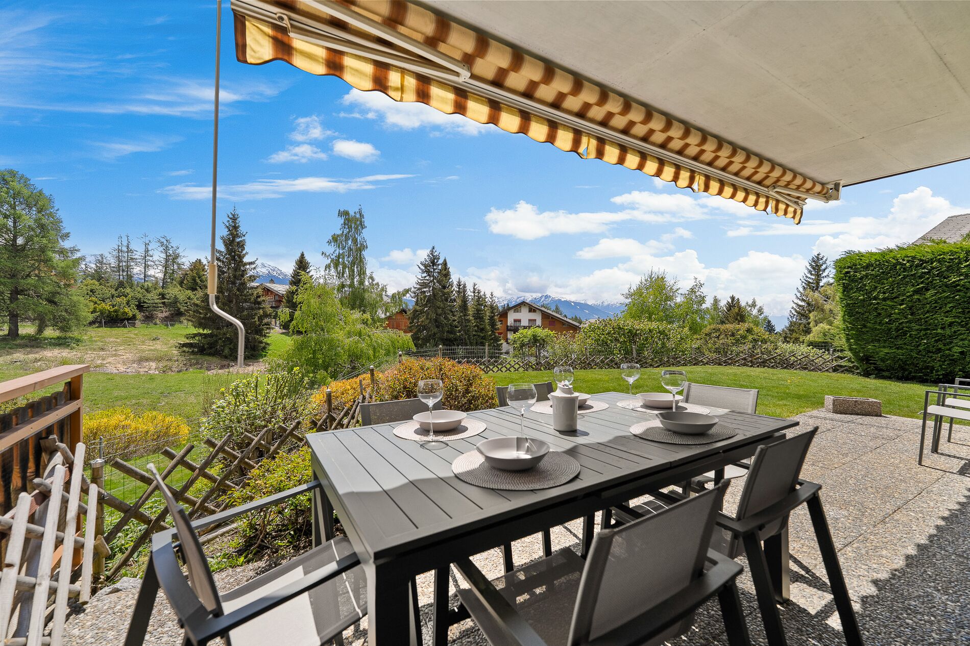 Alpine elegance just steps from the Ballesteros Golf Course - Vue 1