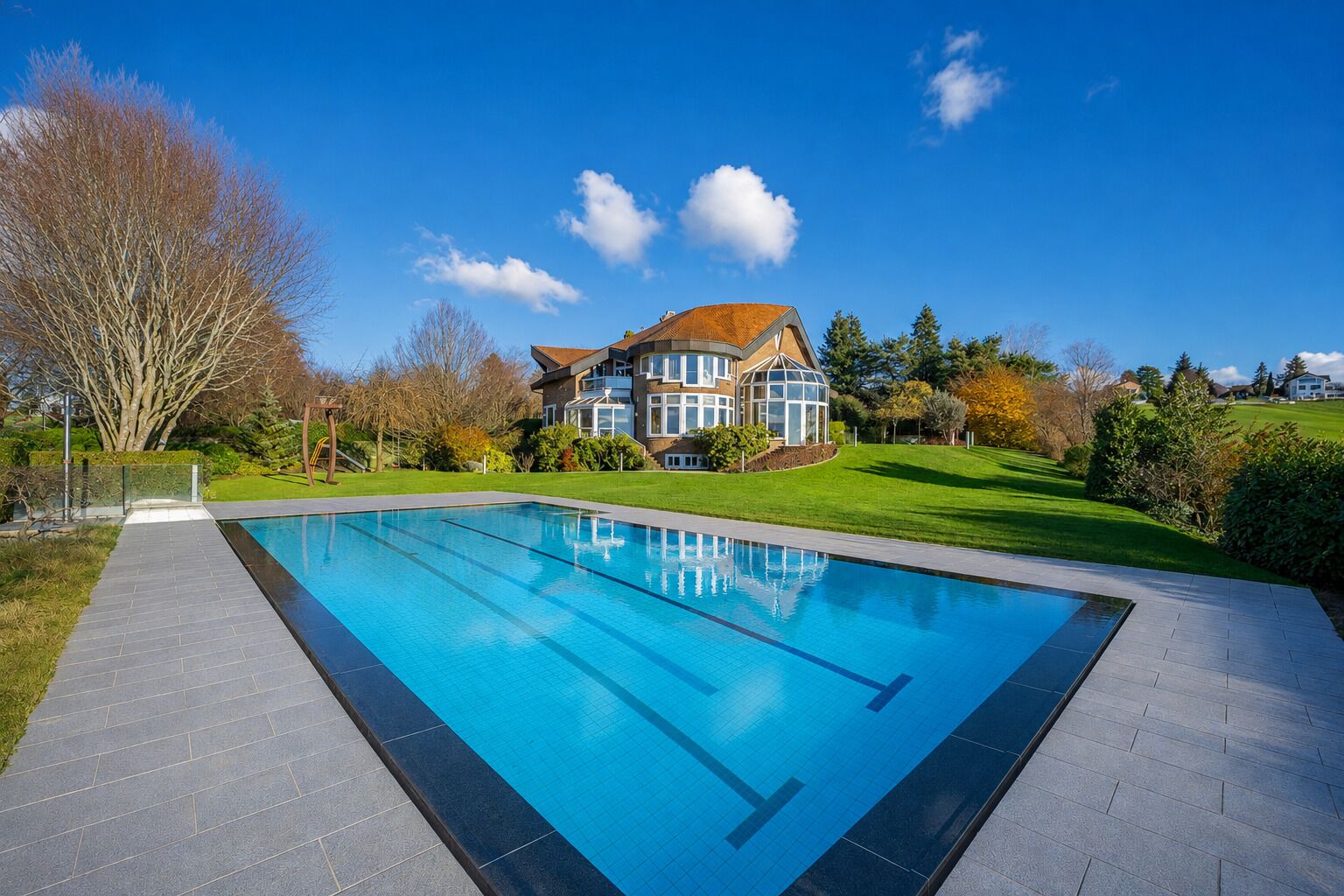 Unusual architect-designed property with large volumes - Vue 1