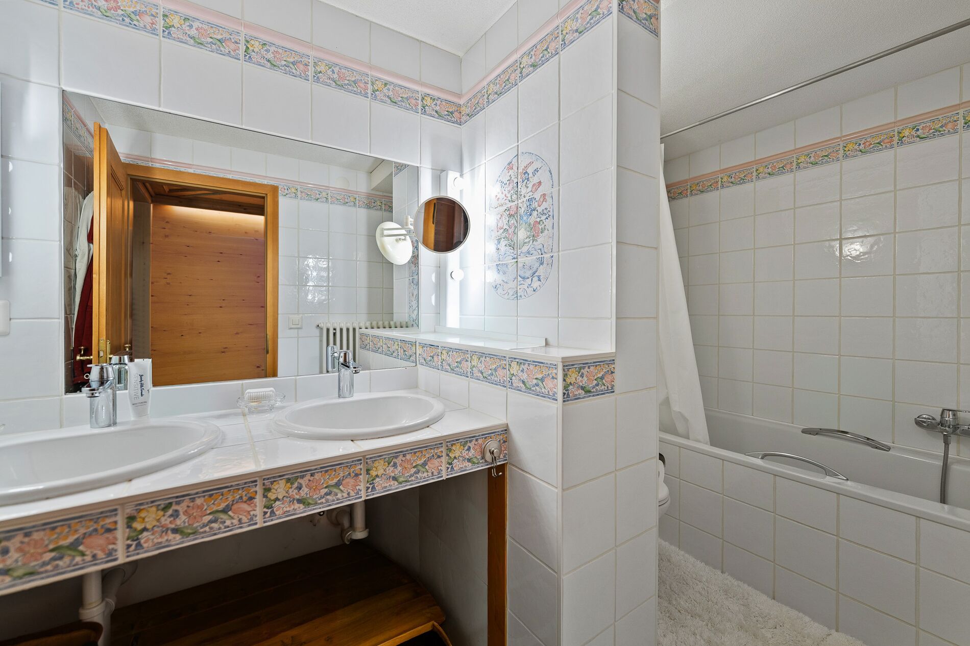 Très bel appartement avec beaucoup de cachet, jardin et piscine - Vue 6